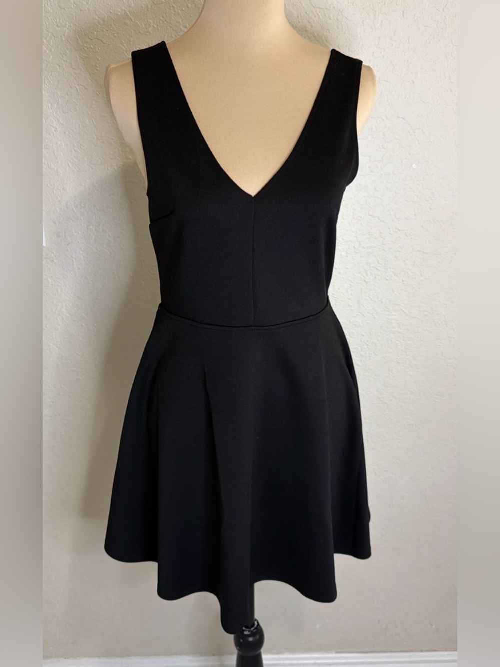 Forever 21 Women’s Dress V-Neck Sleeveless Black Size Medium